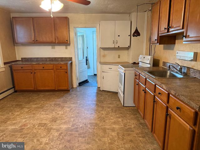 122 N MAIN ST, Red Lion, PA 17356