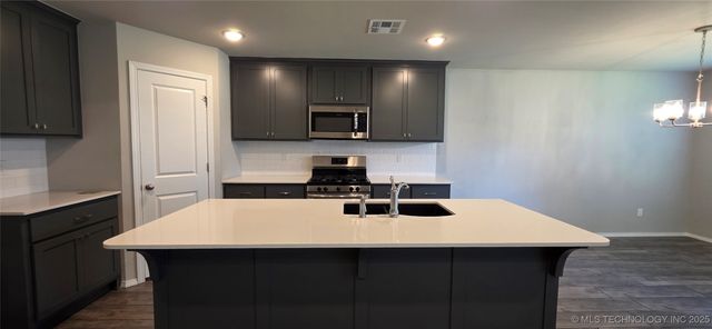 1502 E Utica Place, Broken Arrow, OK 74011