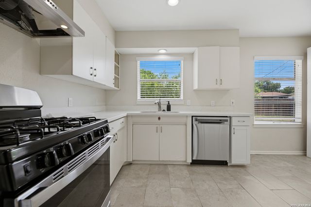 323 BASSWOOD DR, San Antonio, TX 78213