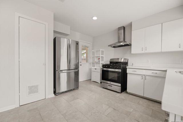 323 BASSWOOD DR, San Antonio, TX 78213