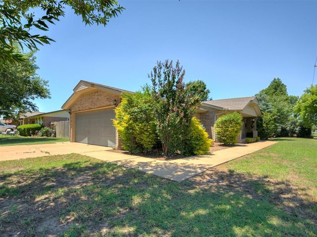 601 SW 9th Street, Moore, OK 73160