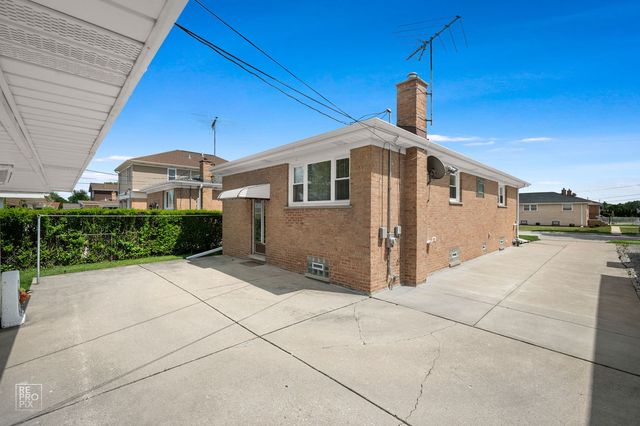 9972 Ivanhoe Avenue, Schiller Park, IL 60176