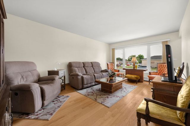 9972 Ivanhoe Avenue, Schiller Park, IL 60176
