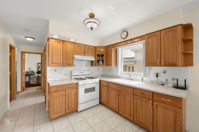 9972 Ivanhoe Avenue, Schiller Park, IL 60176