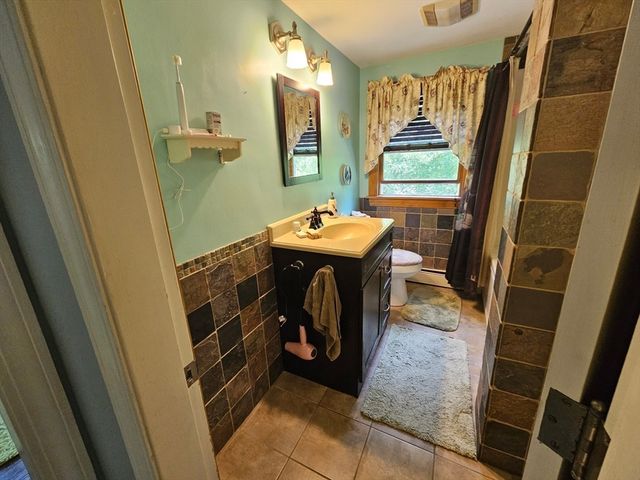 1042 Turkey St, Hardwick, MA 01082