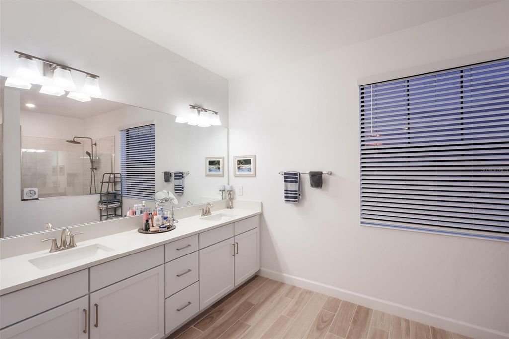 Image 25 of property listing at 4913 COASTAL DAYS LANE, Lakewood Ranch, FL 34211