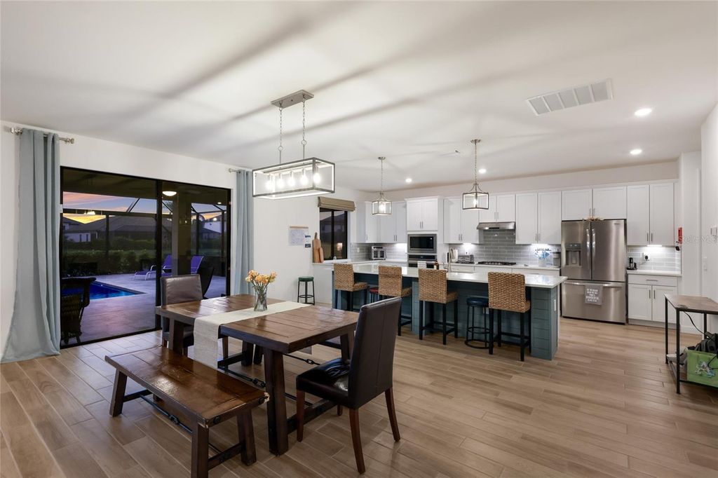 Image 8 of property listing at 4913 COASTAL DAYS LANE, Lakewood Ranch, FL 34211