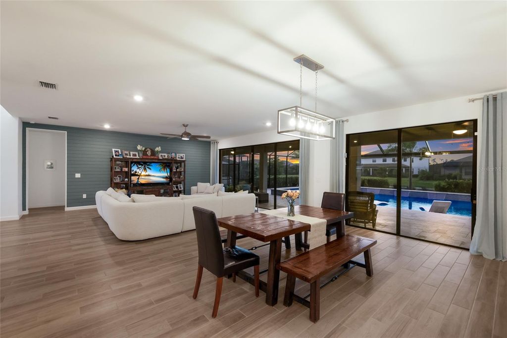 Image 9 of property listing at 4913 COASTAL DAYS LANE, Lakewood Ranch, FL 34211