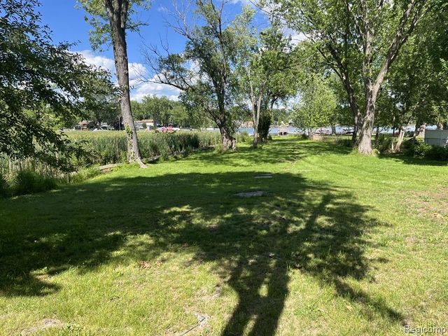 1337 Park Drive, White Lake, MI 48386