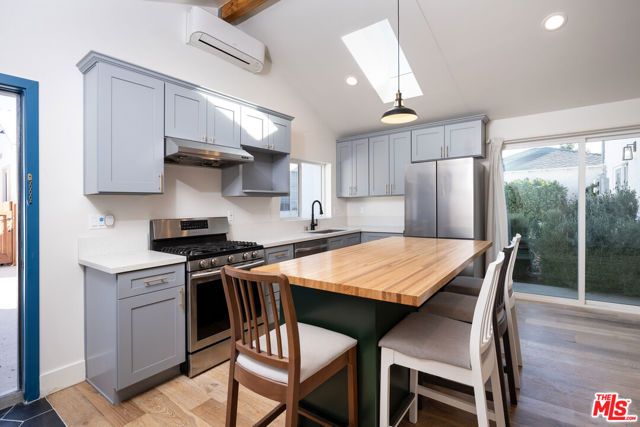 6461 Whitman Avenue, Los Angeles, CA 91406