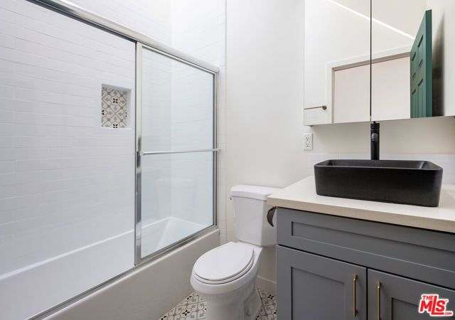 6461 Whitman Avenue, Los Angeles, CA 91406