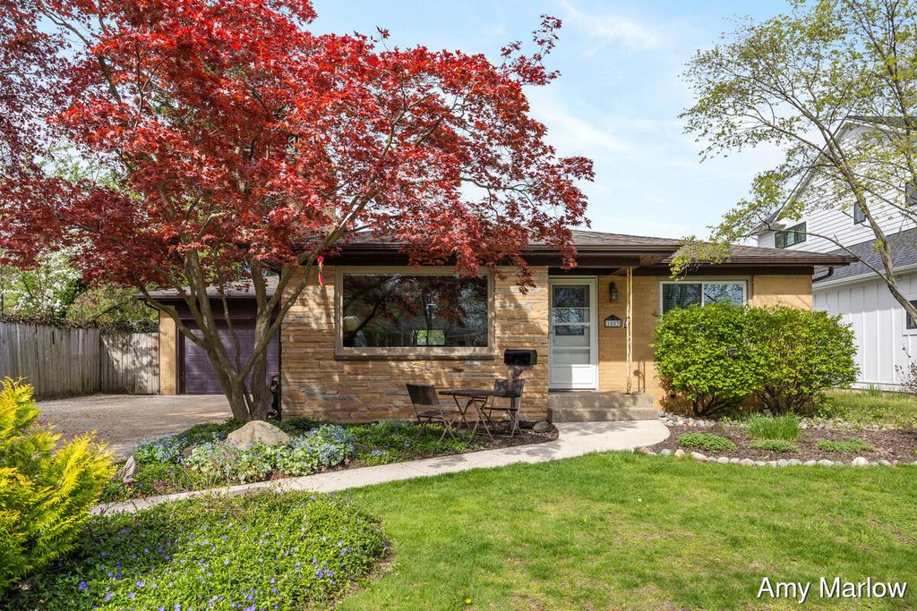 1553 Ridgewood Avenue, East Grand Rapids, MI 49506