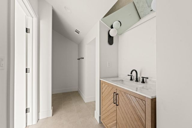 2505 W St, Sacramento, CA 95818