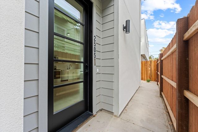 2505 W St, Sacramento, CA 95818