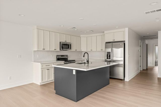 2505 W St, Sacramento, CA 95818