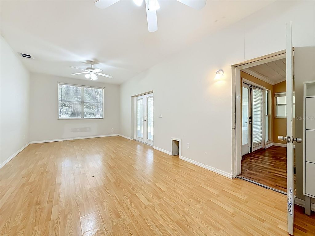 Image 14 of property listing at 1003 W OUTBOUND PLACE, Tampa, FL 33612