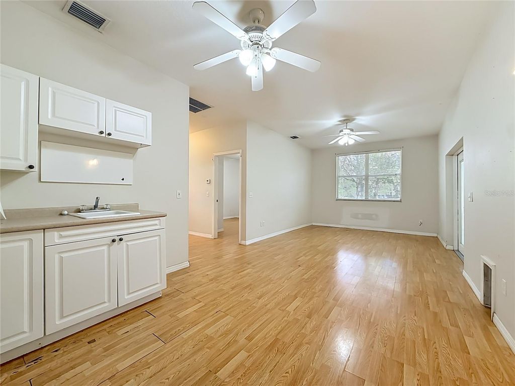 Image 15 of property listing at 1003 W OUTBOUND PLACE, Tampa, FL 33612