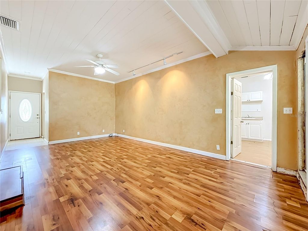 Image 18 of property listing at 1003 W OUTBOUND PLACE, Tampa, FL 33612