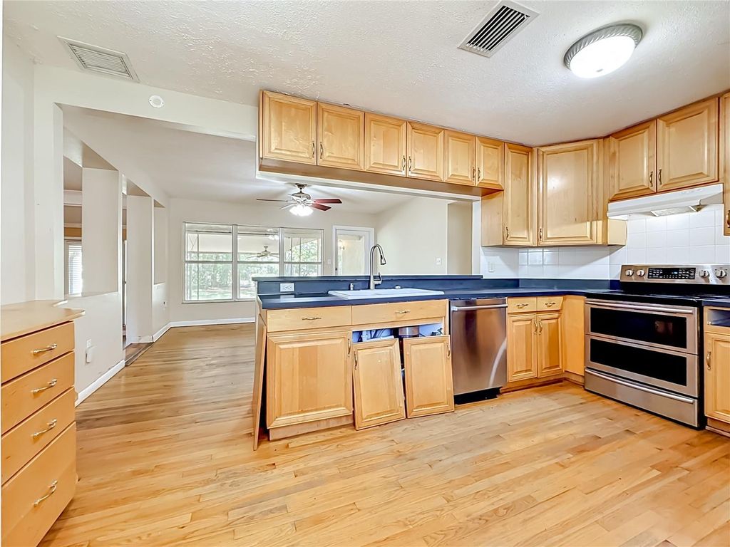 Image 25 of property listing at 1003 W OUTBOUND PLACE, Tampa, FL 33612