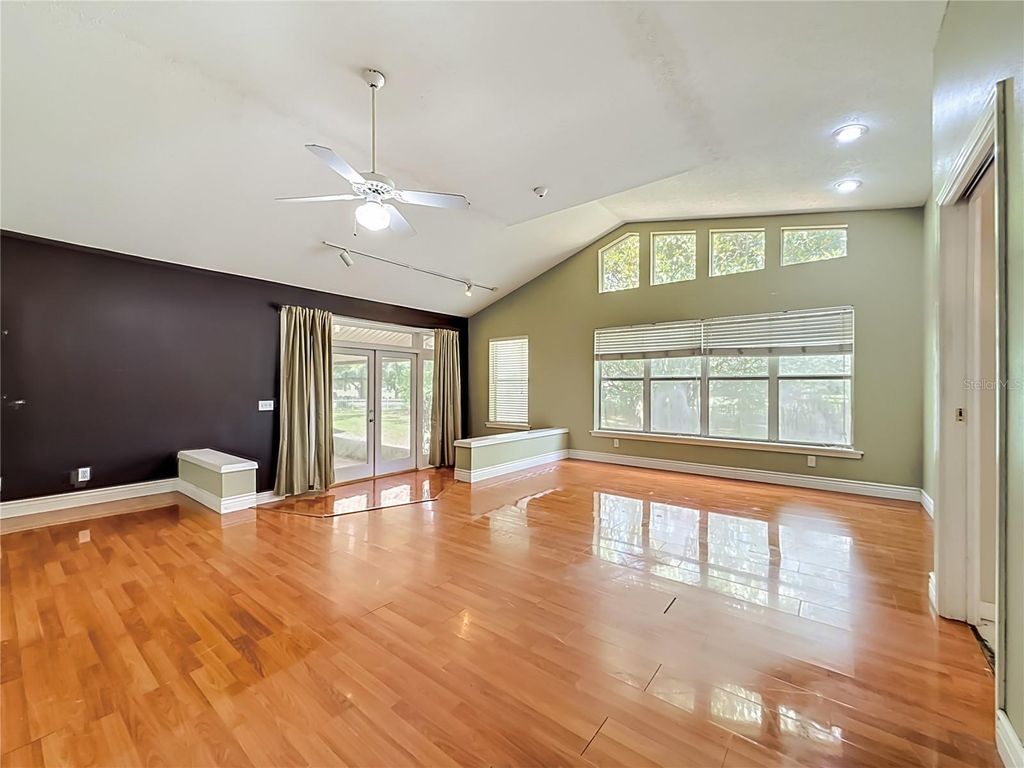 Image 31 of property listing at 1003 W OUTBOUND PLACE, Tampa, FL 33612