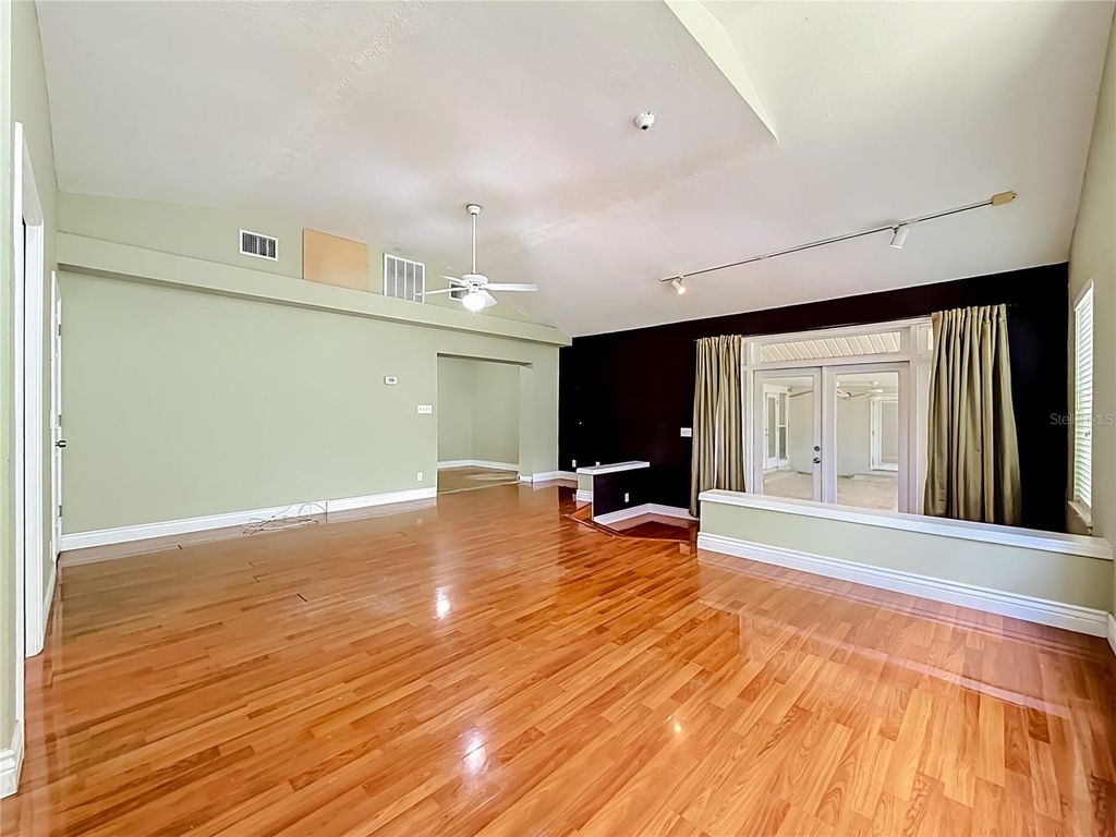 Image 32 of property listing at 1003 W OUTBOUND PLACE, Tampa, FL 33612