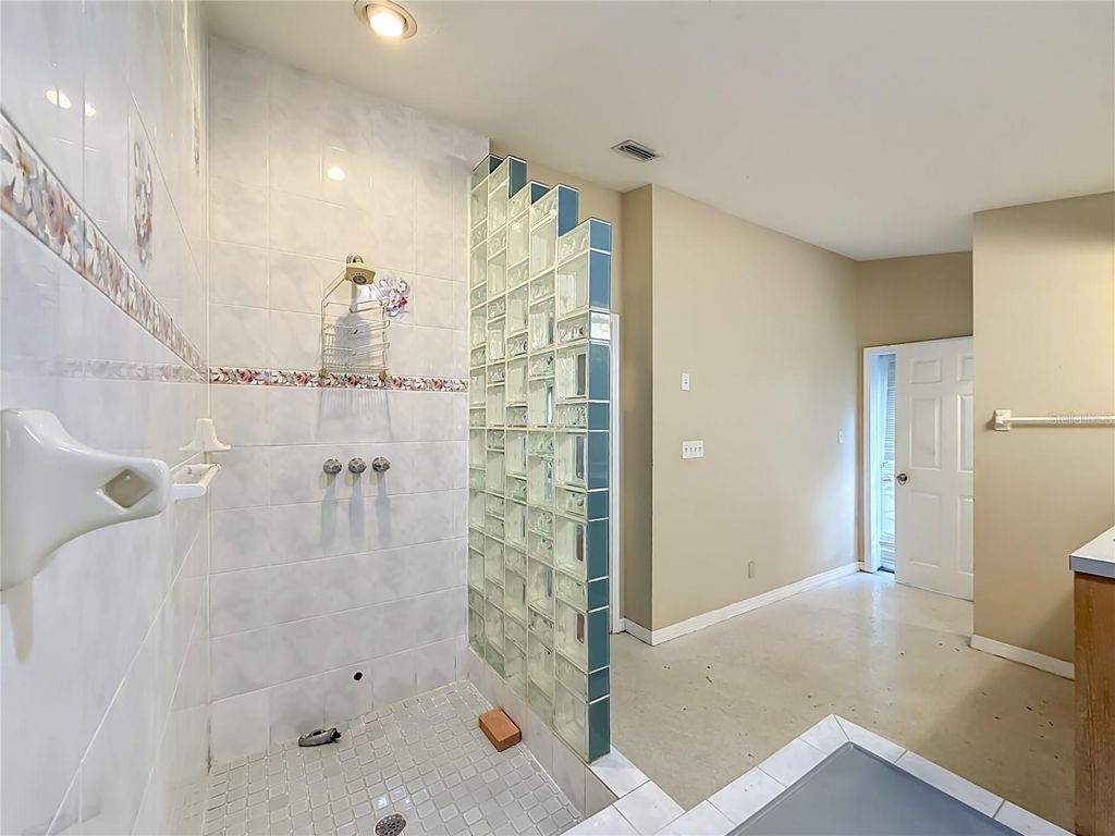 Image 36 of property listing at 1003 W OUTBOUND PLACE, Tampa, FL 33612