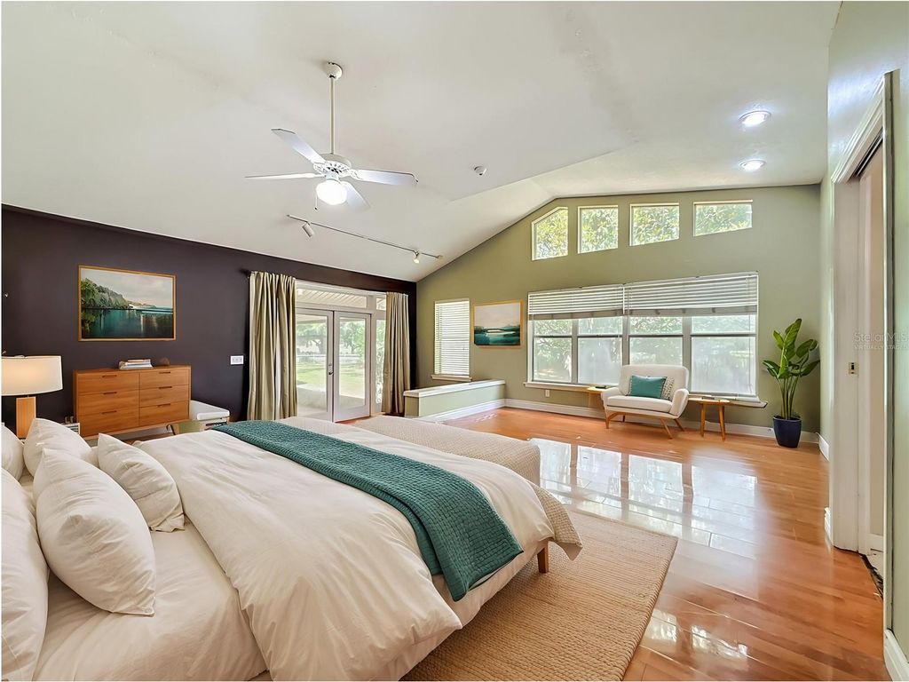 Image 5 of property listing at 1003 W OUTBOUND PLACE, Tampa, FL 33612