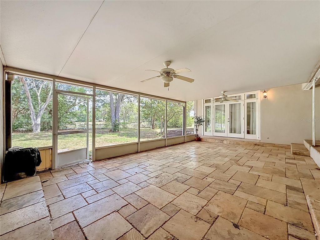 Image 10 of property listing at 1003 W OUTBOUND PLACE, Tampa, FL 33612