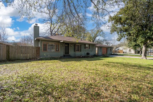 306 Baker Drive, Tomball, TX 77375