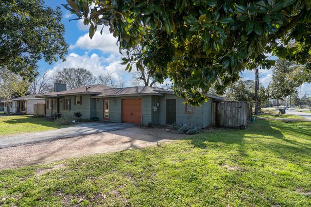 306 Baker Drive, Tomball, TX 77375