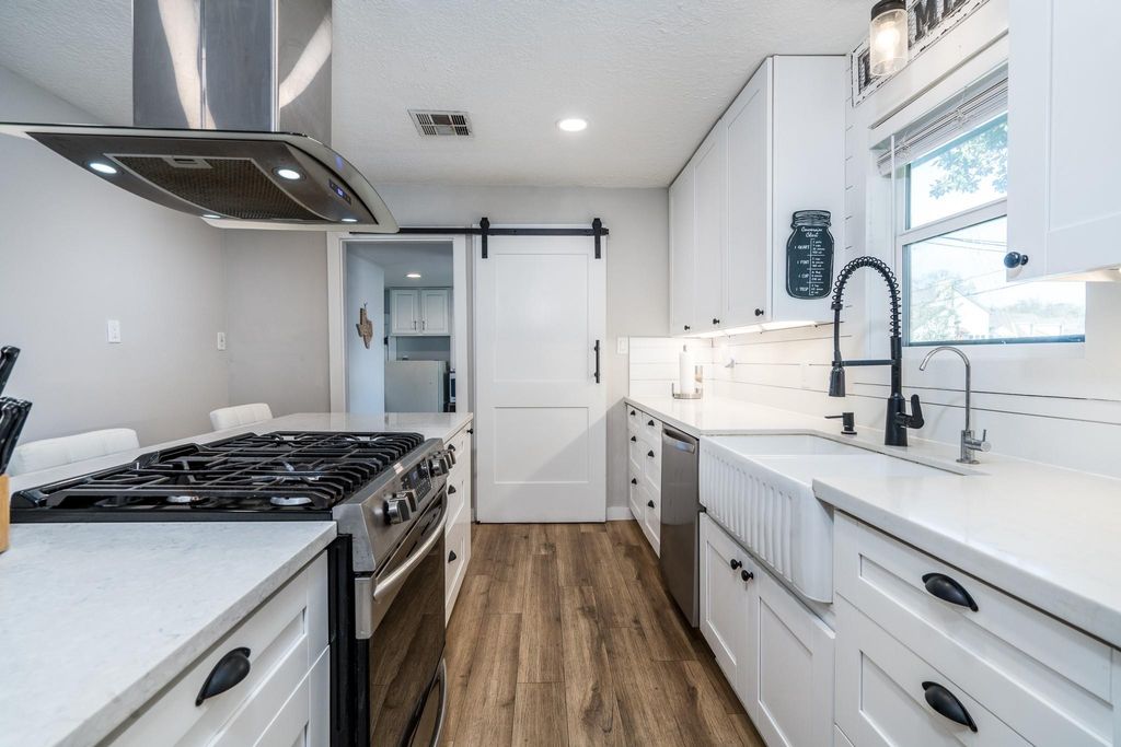 306 Baker Drive, Tomball, TX 77375