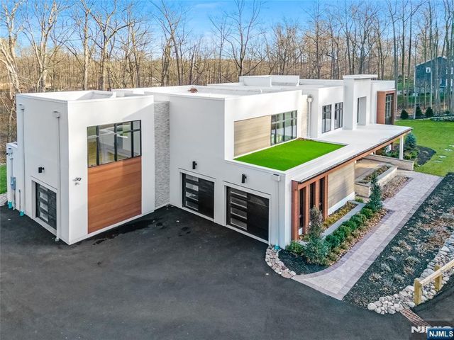 10 Big Ramapo Road, Saddle River, NJ 07458