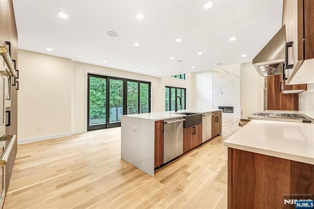 10 Big Ramapo Road, Saddle River, NJ 07458