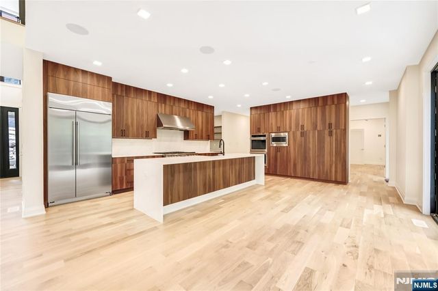 10 Big Ramapo Road, Saddle River, NJ 07458