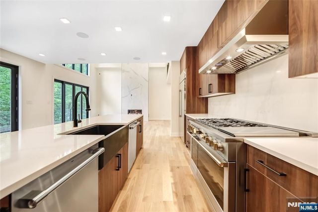 10 Big Ramapo Road, Saddle River, NJ 07458