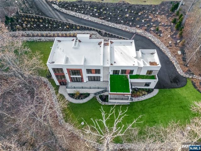 10 Big Ramapo Road, Saddle River, NJ 07458