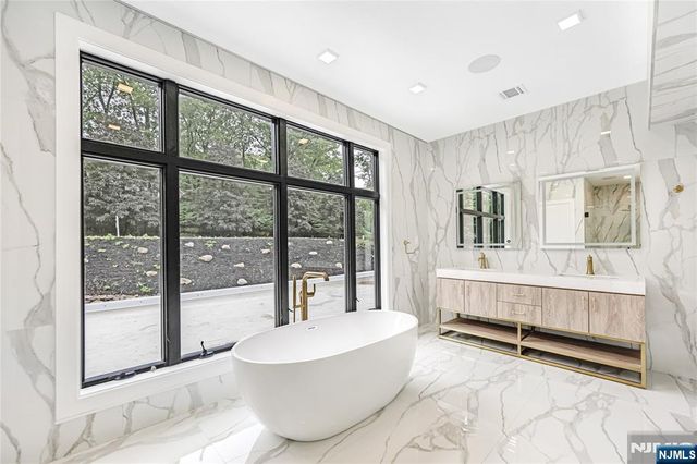 10 Big Ramapo Road, Saddle River, NJ 07458