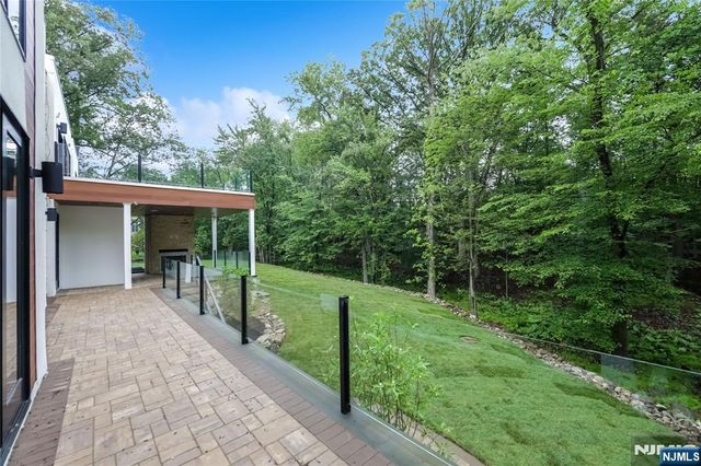 10 Big Ramapo Road, Saddle River, NJ 07458