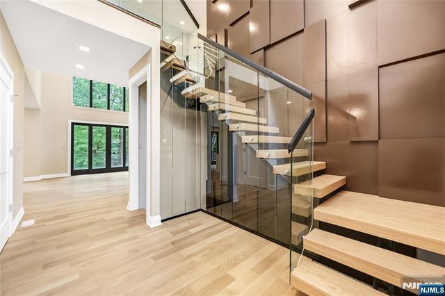 10 Big Ramapo Road, Saddle River, NJ 07458