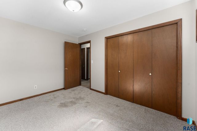 933 S Grandview Ave Avenue, Sioux Falls, SD 57103