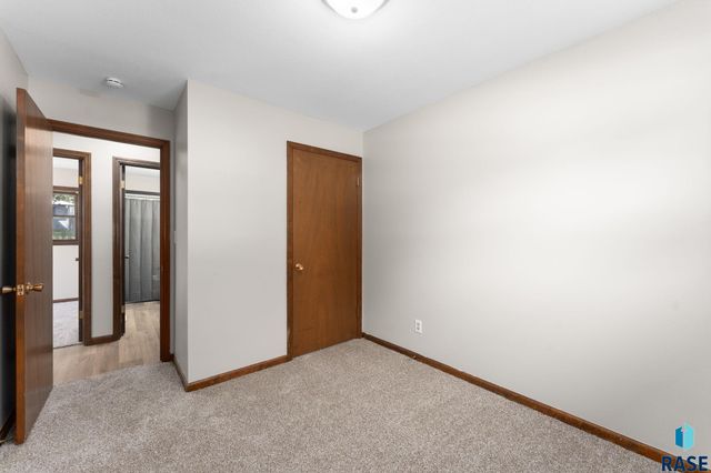 933 S Grandview Ave Avenue, Sioux Falls, SD 57103