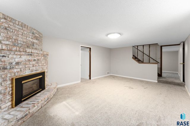 933 S Grandview Ave Avenue, Sioux Falls, SD 57103