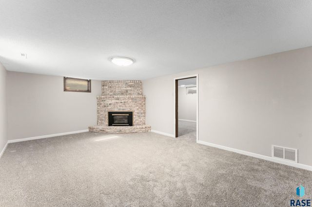 933 S Grandview Ave Avenue, Sioux Falls, SD 57103