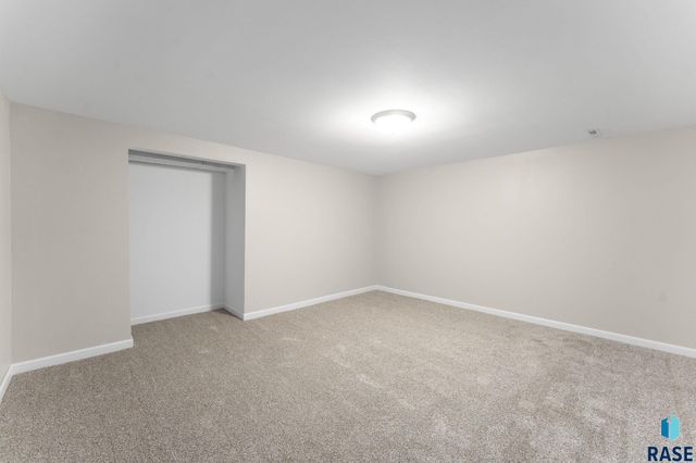 933 S Grandview Ave Avenue, Sioux Falls, SD 57103