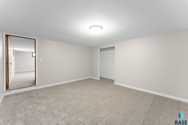 933 S Grandview Ave Avenue, Sioux Falls, SD 57103