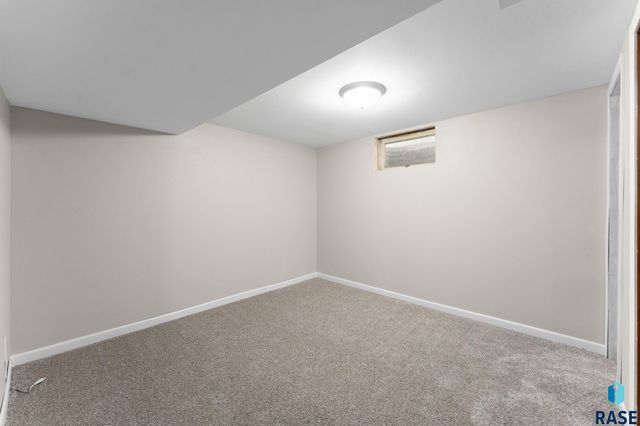 933 S Grandview Ave Avenue, Sioux Falls, SD 57103