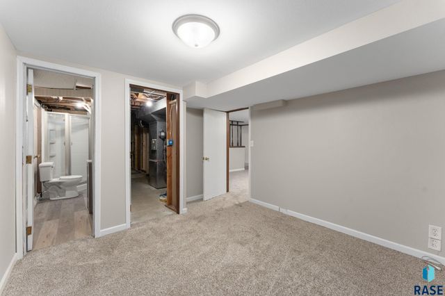 933 S Grandview Ave Avenue, Sioux Falls, SD 57103