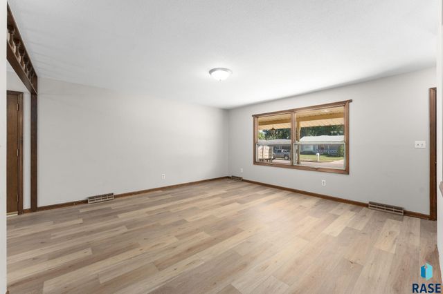 933 S Grandview Ave Avenue, Sioux Falls, SD 57103