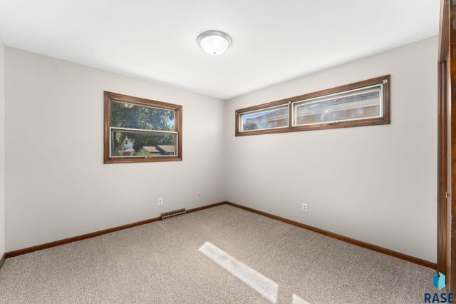 933 S Grandview Ave Avenue, Sioux Falls, SD 57103