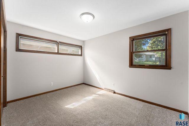 933 S Grandview Ave Avenue, Sioux Falls, SD 57103